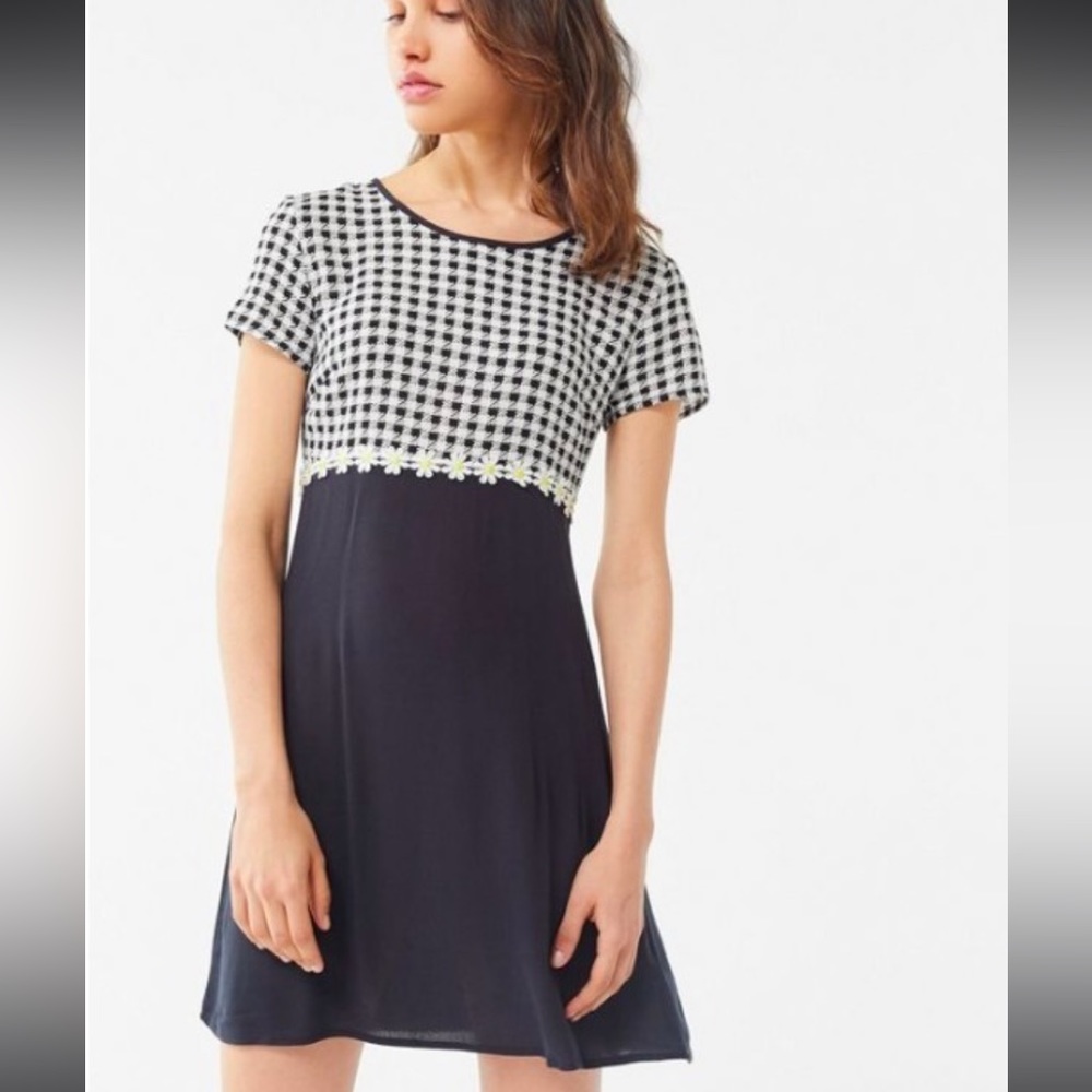 Urban Outfitters Daisy Floral Mini Dress Size Medium - Picture 3 of 16